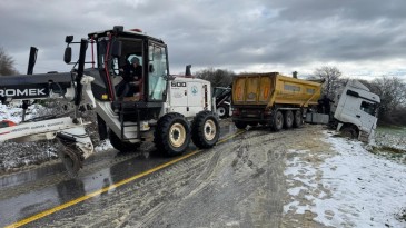 Kandıra’da kar sebebiyle kayan kamyon böyle kurtarıldı