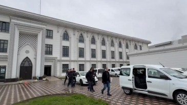 Sopayla darp ettiler, telefonunu çaldılar