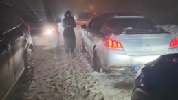 Yüzlerce araç Kartepe yolunda mahsur kaldı