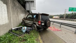 Cip bariyere ve duvara çarptı: Yaralılar var