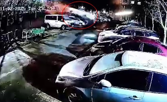 Alkollü sürücünün kontrolünden çıkan araç sitenin duvarından aşağı uçtu