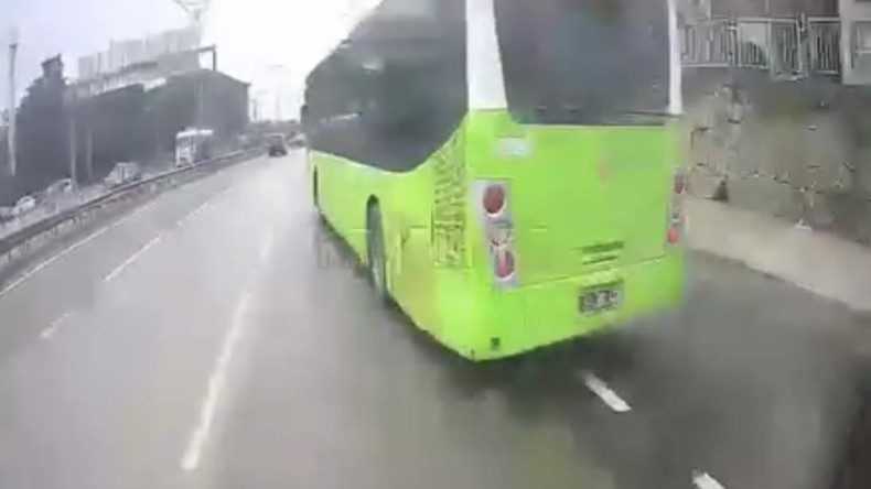 Halk otobüsünde korku dolu anlar: Sürücü fenalaştı, halk otobüsü kontrolden çıktı