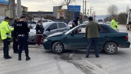 Başiskele’de iki otomobil çarpıştı: 2 yaralı