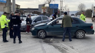 Başiskele’de iki otomobil çarpıştı: 2 yaralı