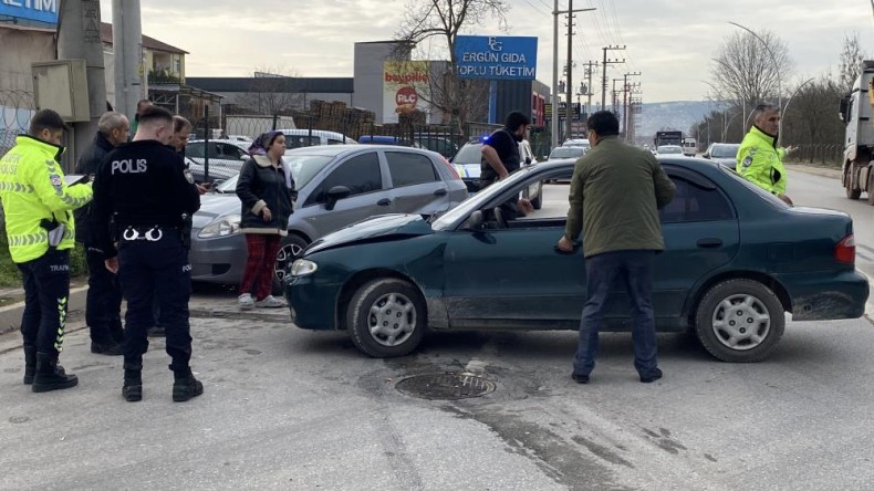 Başiskele’de iki otomobil çarpıştı: 2 yaralı