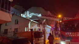 Evin çatısı alev aldı, itfaiye çatıya müdahale etti