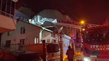Evin çatısı alev aldı, itfaiye çatıya müdahale etti