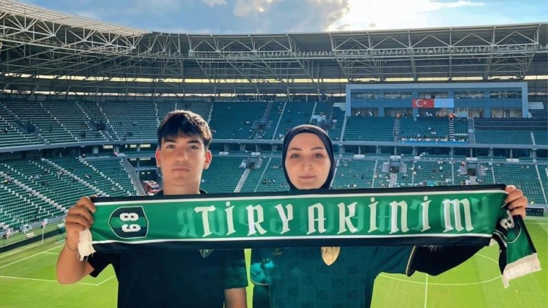 Tribünden düşen 17 yaşındaki Efe, günler sonra ailesine gülümsedi