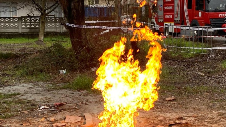 Kocaeli’nde metan gazı tekrar alevlendirildi: AFAD Müdürü bilgilendirdi
