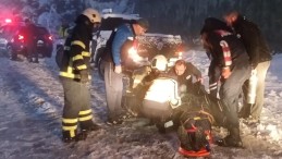 Jandarma aracı uçurumdan yuvarlandı: Yaralılar var