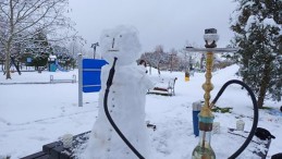 Vatandaşlar etkili olan kar yağışında hünerlerini sergiledi