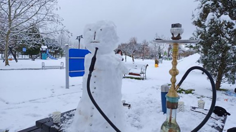 Vatandaşlar etkili olan kar yağışında hünerlerini sergiledi