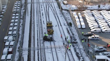 Limana indirilen sıfır otomobil tren yoluna uçtu