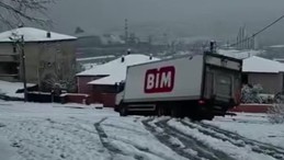 BİM’e ait kamyon rampa aşağı inmeye çalışırken kaydı
