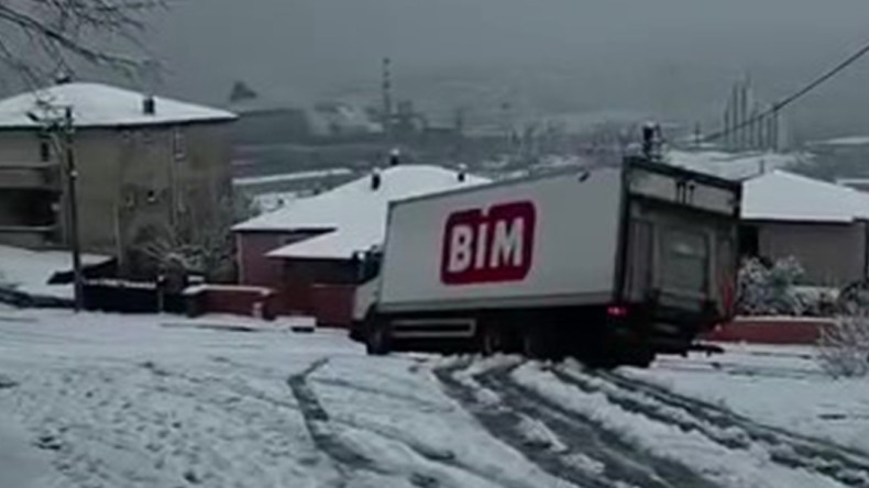 BİM’e ait kamyon rampa aşağı inmeye çalışırken kaydı