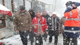 Başkan Hürriyet sahadaydı; Mahalle mahalle karla mücadele çalışmalarını inceledi