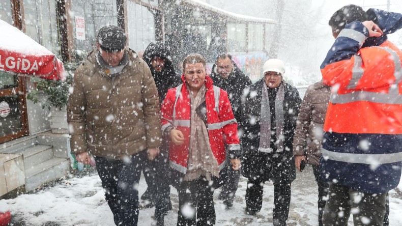 Başkan Hürriyet sahadaydı; Mahalle mahalle karla mücadele çalışmalarını inceledi