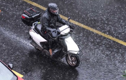 Motosiklet, scooter ve motokuryelerin trafiğe çıkma yasağı uzatıldı