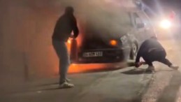 Otomobil alev alev yandı: Vatandaşlar yangın tüpleriyle koştu