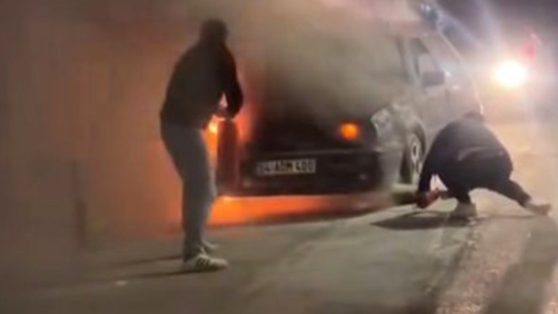 Otomobil alev alev yandı: Vatandaşlar yangın tüpleriyle koştu