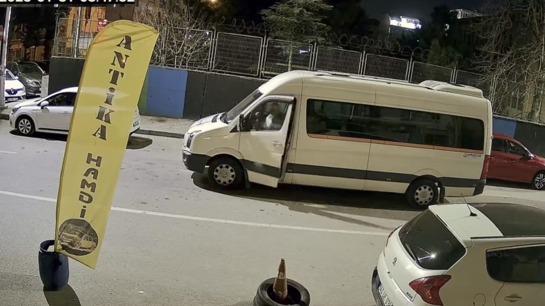 İzmit’te çöpleri bilinçli olarak saçan şahıs kameraya yakalandı!