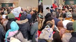 İndirim kampanyasını duyan vatandaş kara rağmen mağazaya koştu