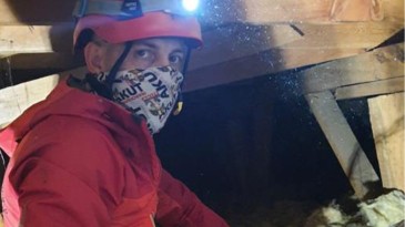 Çatıda 10 gündür mahsur kalan kedi AKUT ekipleri tarafından kurtarıldı