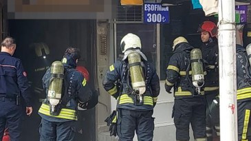 Yangında iki kadın mahsur kaldı, itfaiye böyle kurtardı