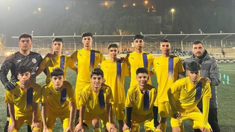 Oyundan atılan antrenör hakeme saldırdı