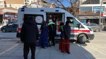 Kız çocuğu ambulansın önüne atladı