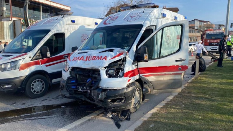 Hamile kadını hastaneye yetiştirmeye çalışan ambulans kaza yaptı: 5 yaralı