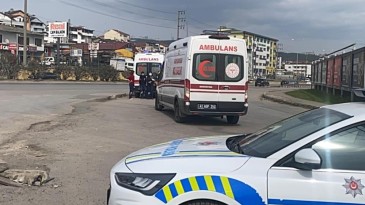 Hasta taşıyan ambulans kırmızı ışıkta kaza yaptı