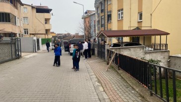 El frenini çekmeyi unuttu, bariyer ile kapı arasında sıkıştı