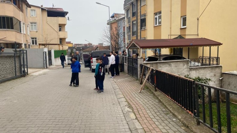 El frenini çekmeyi unuttu, bariyer ile kapı arasında sıkıştı