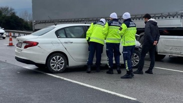 Otomobil tıra arkadan çarptı: Yaralı var