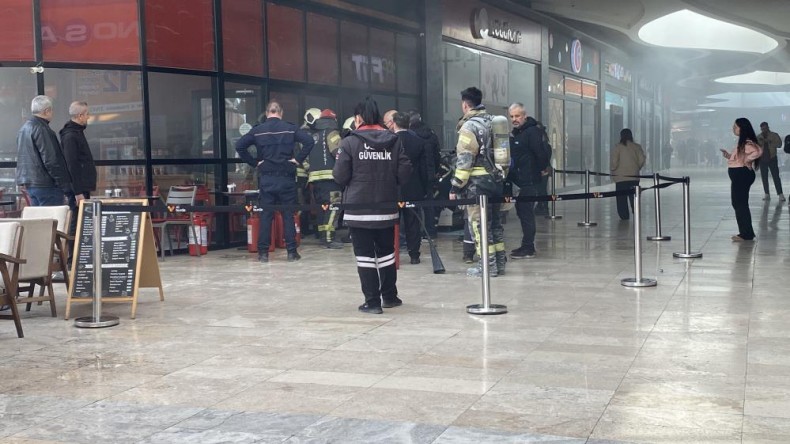 AVM’de korku dolu anlar: 4 kişi hastaneye kaldırıldı