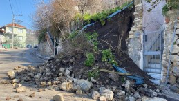 Sit alanında istinat duvarı çöktü: 2 katlı bina tahliye edildi