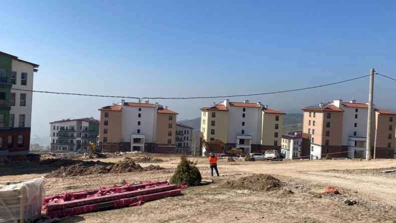 Kepçe operatörü ana doğal gaz hattını patlattı, bölgede yoğun koku oluştu