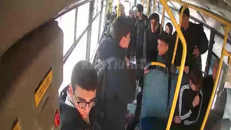 Okul çıkışında olay: 2 öğrenci birbirini bıçakladı