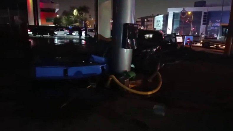 Kocaeli’de kaza: Çarpışan araçlardan biri benzin istasyonuna daldı