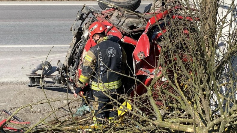 Ağaçları devirip yan yatan kamyonet kağıt gibi ezildi: 2 yaralı