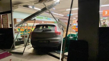 Kontrolden çıkan otomobil markete daldı: 2 yaralı