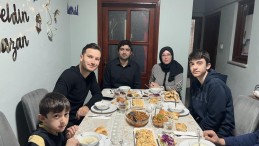 Kocaelisporlu futbolcular taraftar evlerinde iftar masalarına oturdu