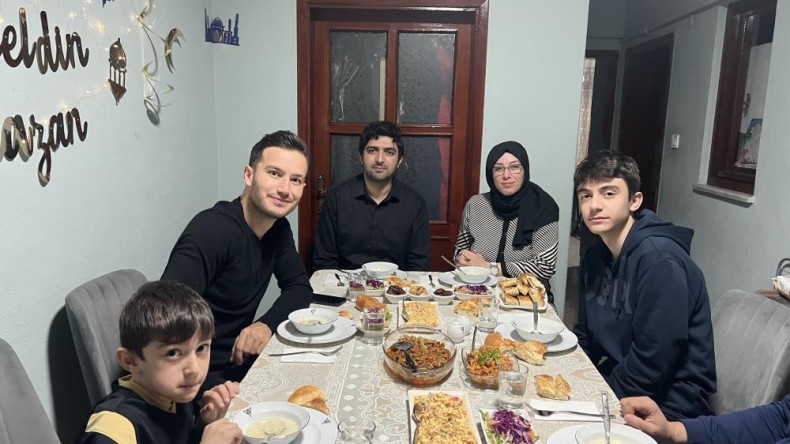 Kocaelisporlu futbolcular taraftar evlerinde iftar masalarına oturdu