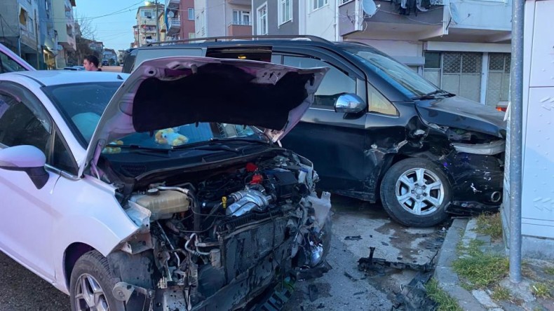 Minibüs ile otomobil çarpıştı: 4 yaralı