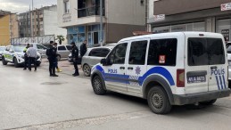 Freni tutmayan otomobil park halindeki araca ve aydınlatma direğine çarptı