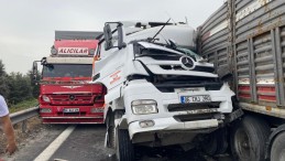 3 tır ve kamyon kazaya karıştı, trafik 1 saat kapalı kaldı