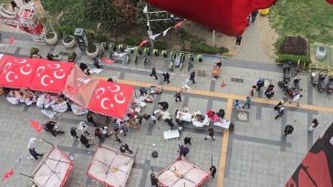 Kocaeli’de toz fırtınası: Kentte stantlar uçtu, motosiklet devrildi