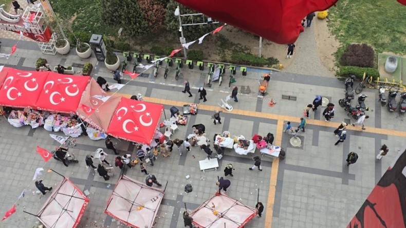 Kocaeli’de toz fırtınası: Kentte stantlar uçtu, motosiklet devrildi