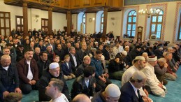 Kocaeli’de vatandaşlar bayram namazı için camiye akın etti